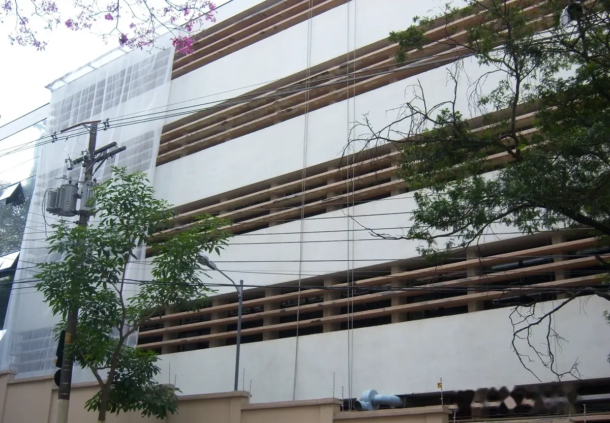 Fachada do prédio Rui Barbosa do Colégio Dante Alighieri durante recuperação estrutural em São Paulo